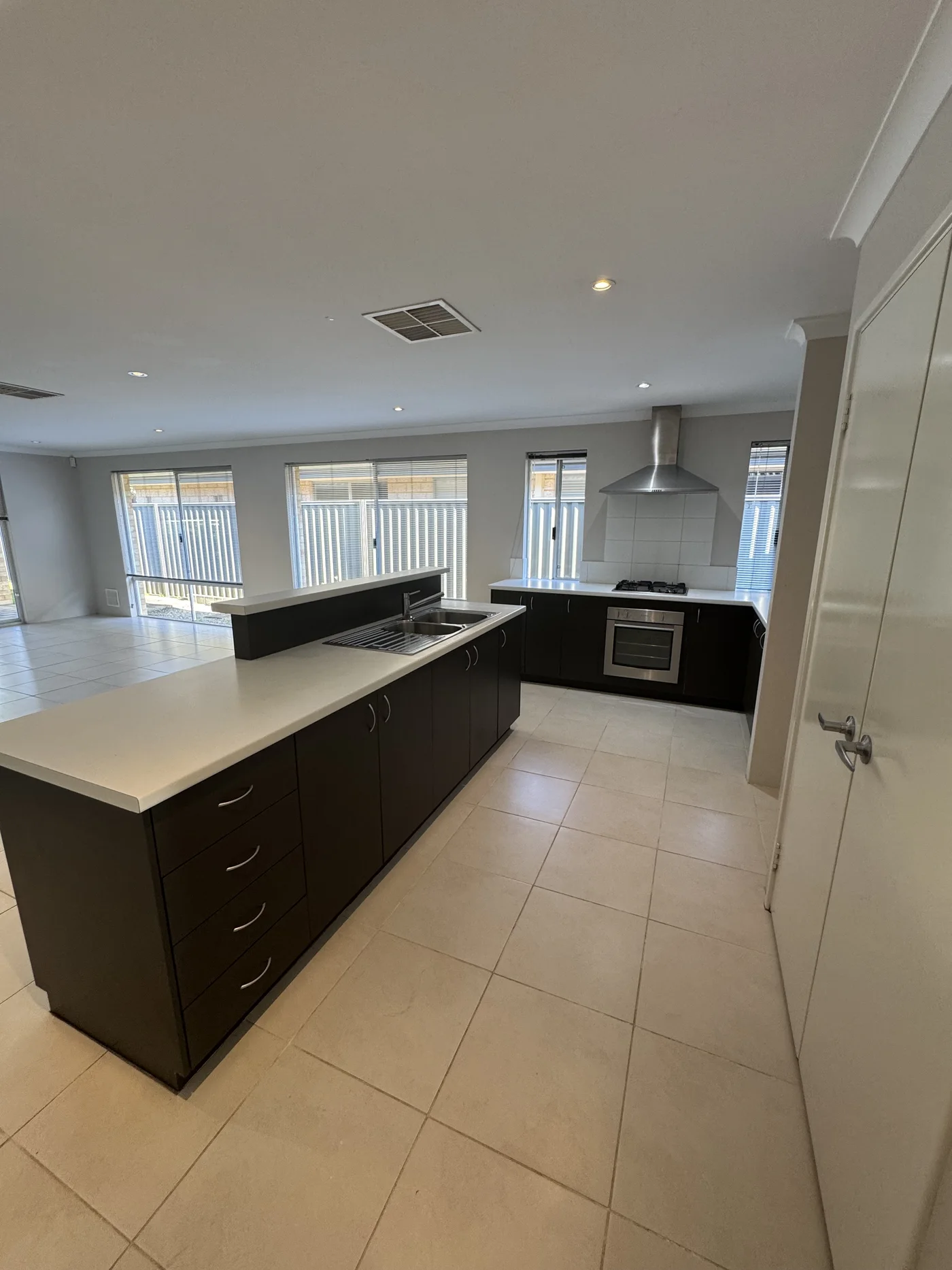 17 Kate Link, PIARA WATERS — photo 1